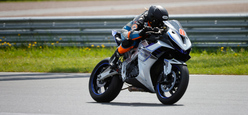 Чем похожи и чем отличаются ZONTES 703-RR и YAMAHA R7? Рассказывает Мария Медведева