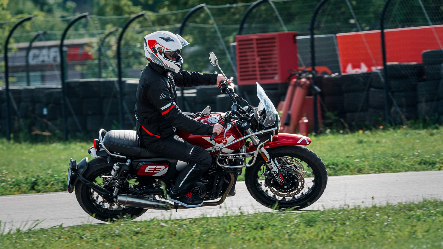 Мотоцикл CYCLONE RE3 Scrambler